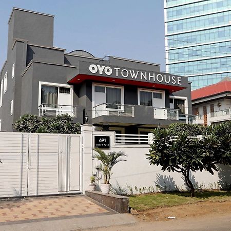 Oyo Townhouse 027 Sector 15 Gurgaon Hotel Eksteriør billede